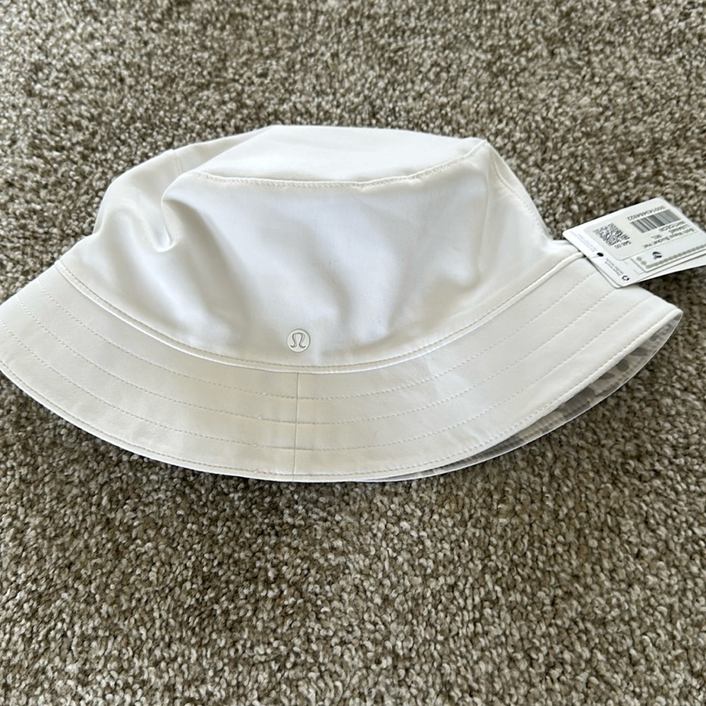 Lululemon both ways bucket hat white size M/L
